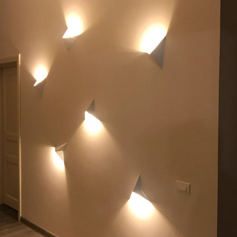 Minimalistisk LED-vägglampa Triangulär 1