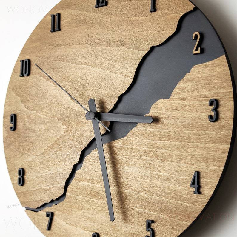 Nordisk Väggklocka i Trä med Sprucken Design 1