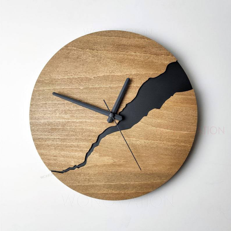 Nordisk Väggklocka i Trä med Sprucken Design 3