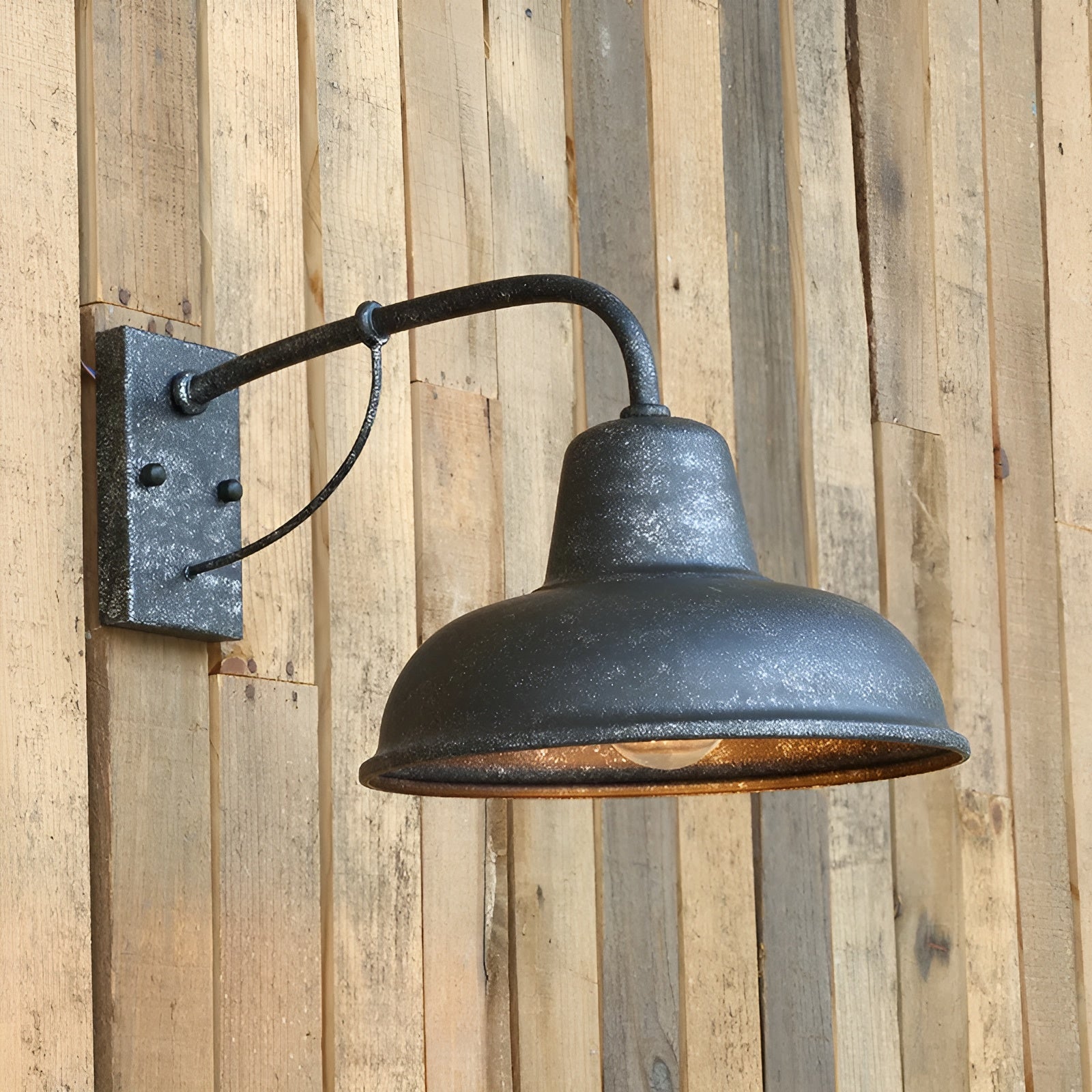 Vägglampa i Antik Stil med Industriell Design 1