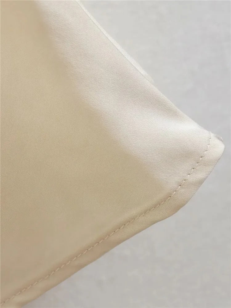 Lång klänning i satin med axelbandslindning för kvinnor