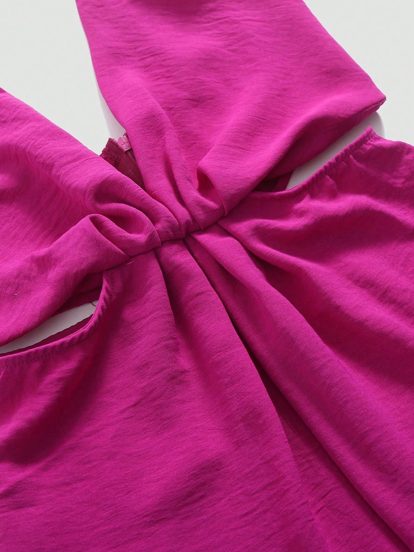 Urholkad plisserad jumpsuit med vida ben