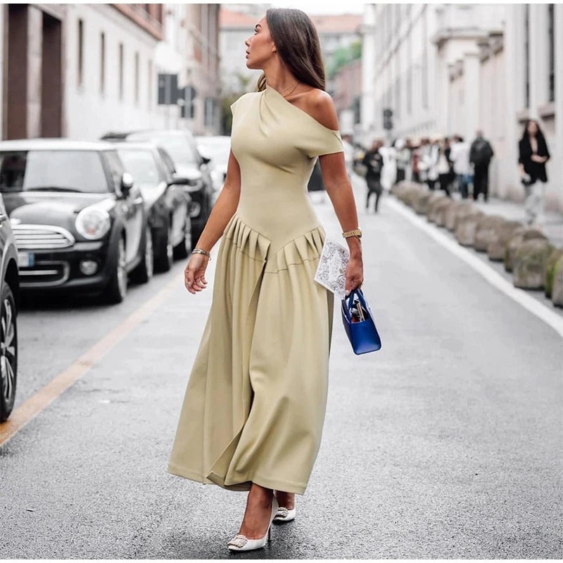 Fritidsklänning med diagonal krage för kvinnor