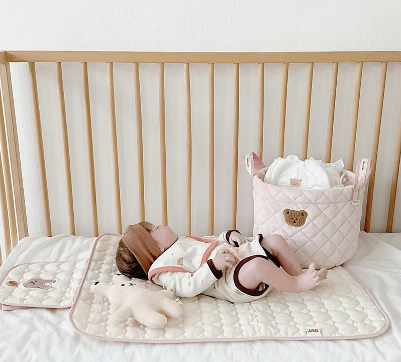 Vikbar blöjbytare för spädbarn