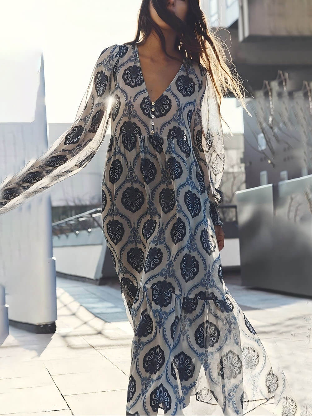 Damklänning i metalliskt tryck