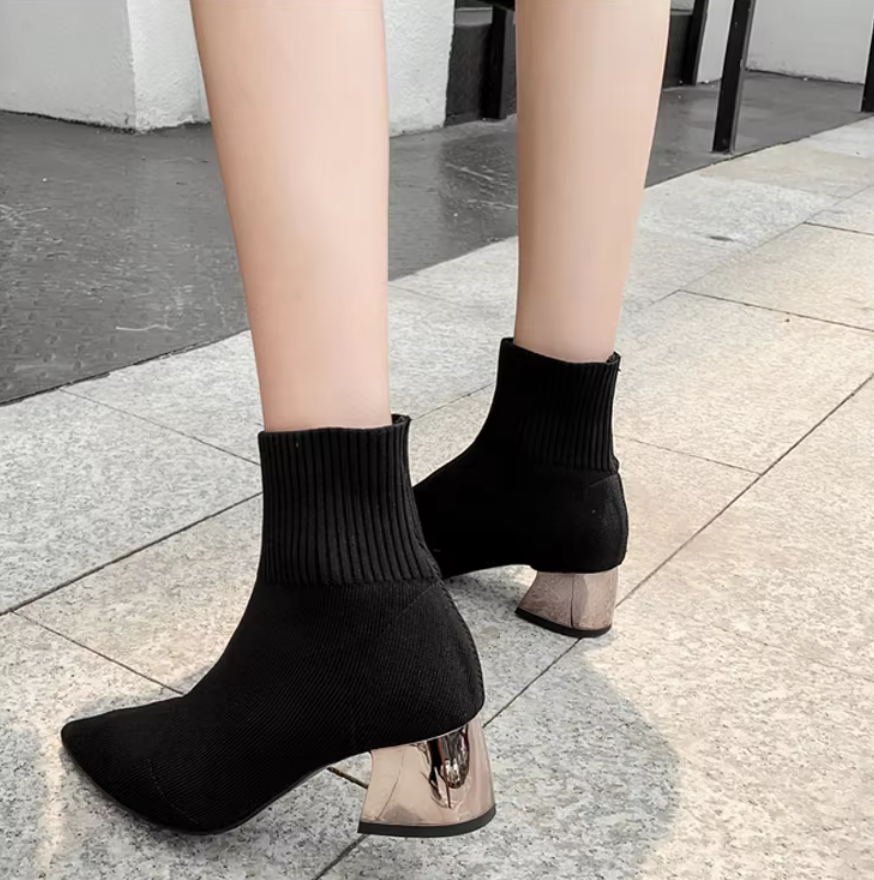 Stickade korta stövlar för kvinnor