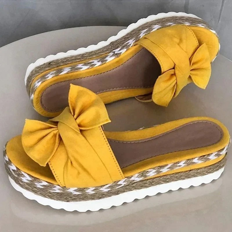 Sandaler med kilformad klack för kvinnor