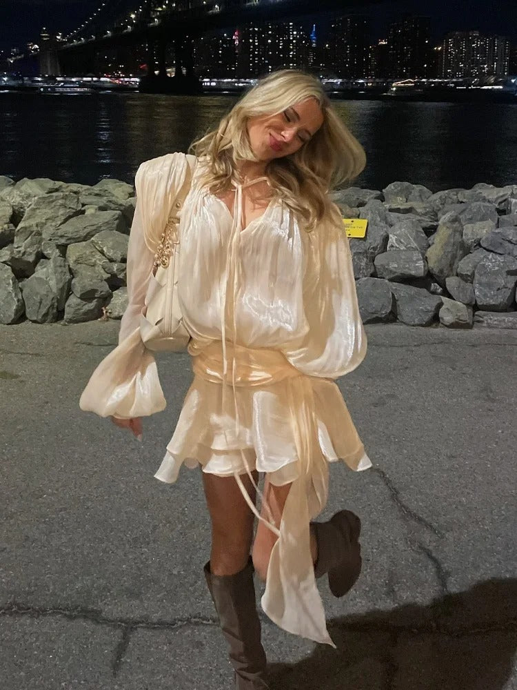 Damklänning med snörning och lanternärmar