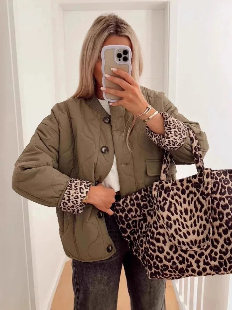 Vadderad jacka med frontficka för kvinnor