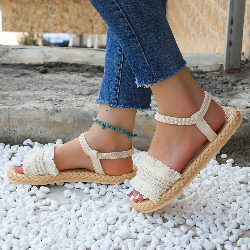 Platta sandaler med tofsar och snörning för kvinnor