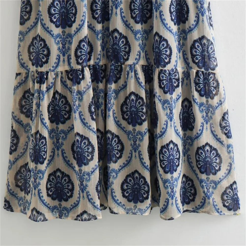 Damklänning i metalliskt tryck