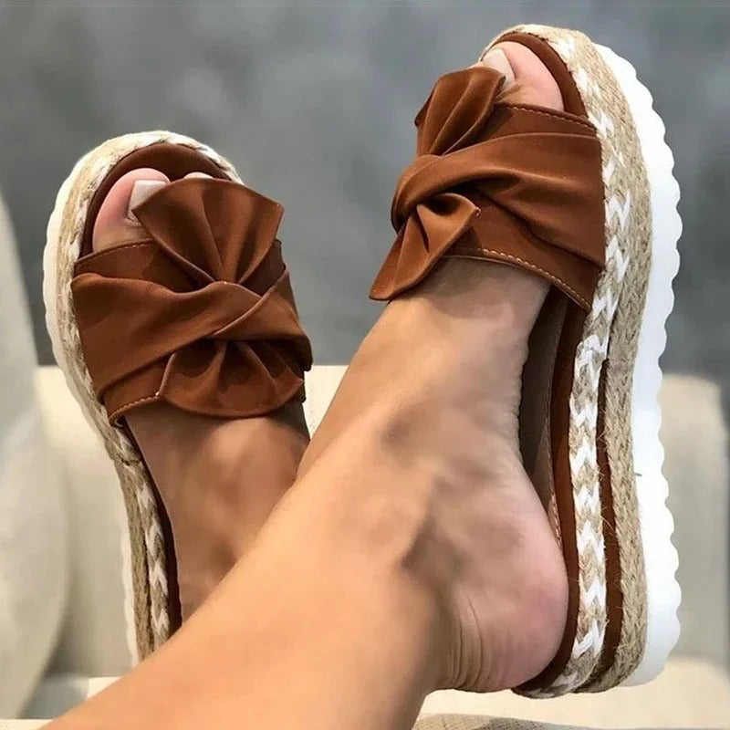 Sandaler med kilformad klack för kvinnor