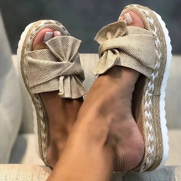 Sandaler med kilformad klack för kvinnor