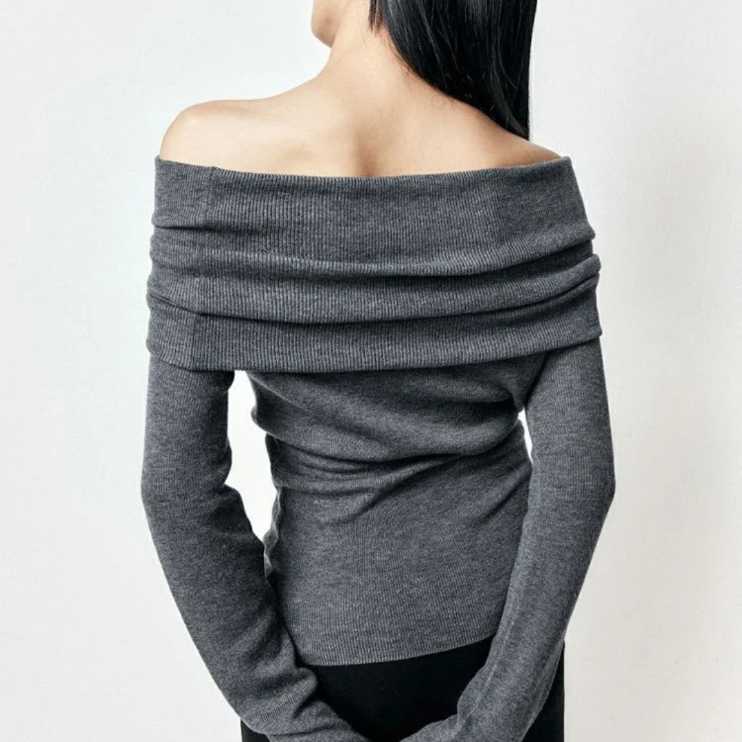 Stickad topp med snedställd hals för kvinnor