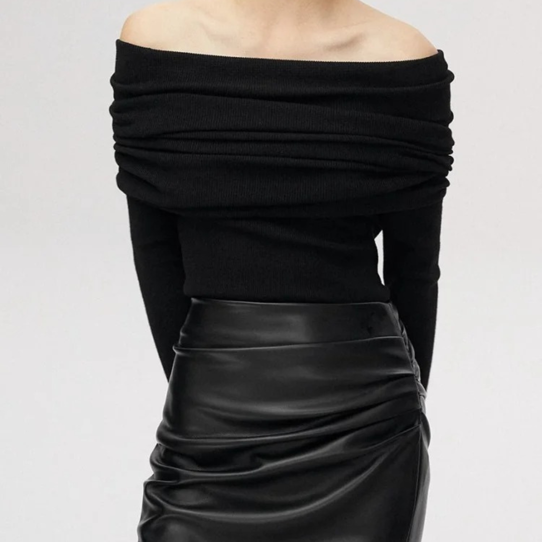 Stickad topp med snedställd hals för kvinnor