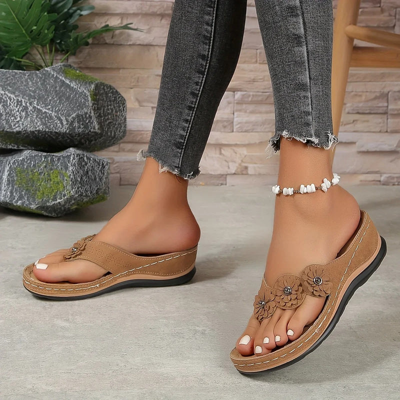 Blommiga slip-on-strandtofflor för kvinnor
