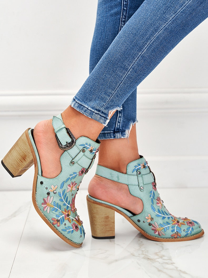 Sandaler med klackade klackar och stövlar