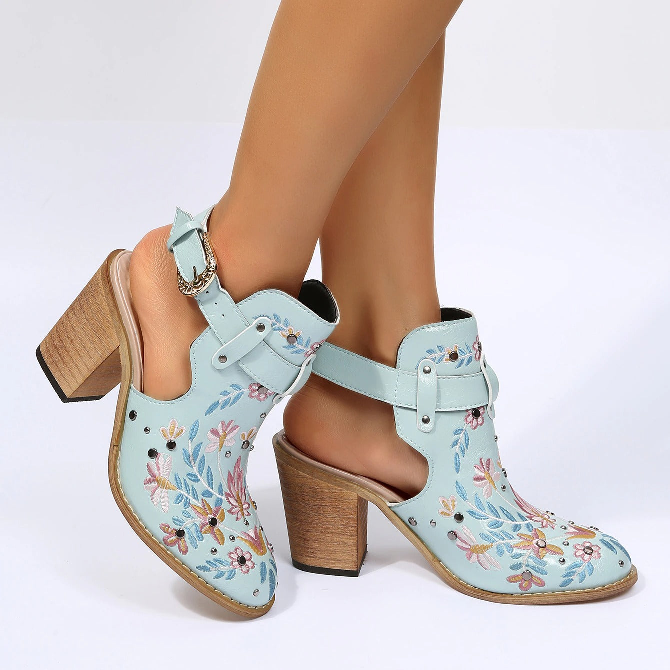 Sandaler med klackade klackar och stövlar