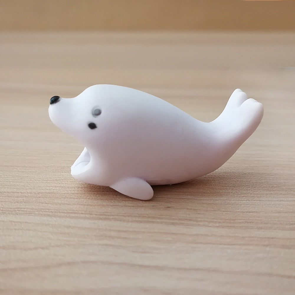 Söta djur biter kabelskydd