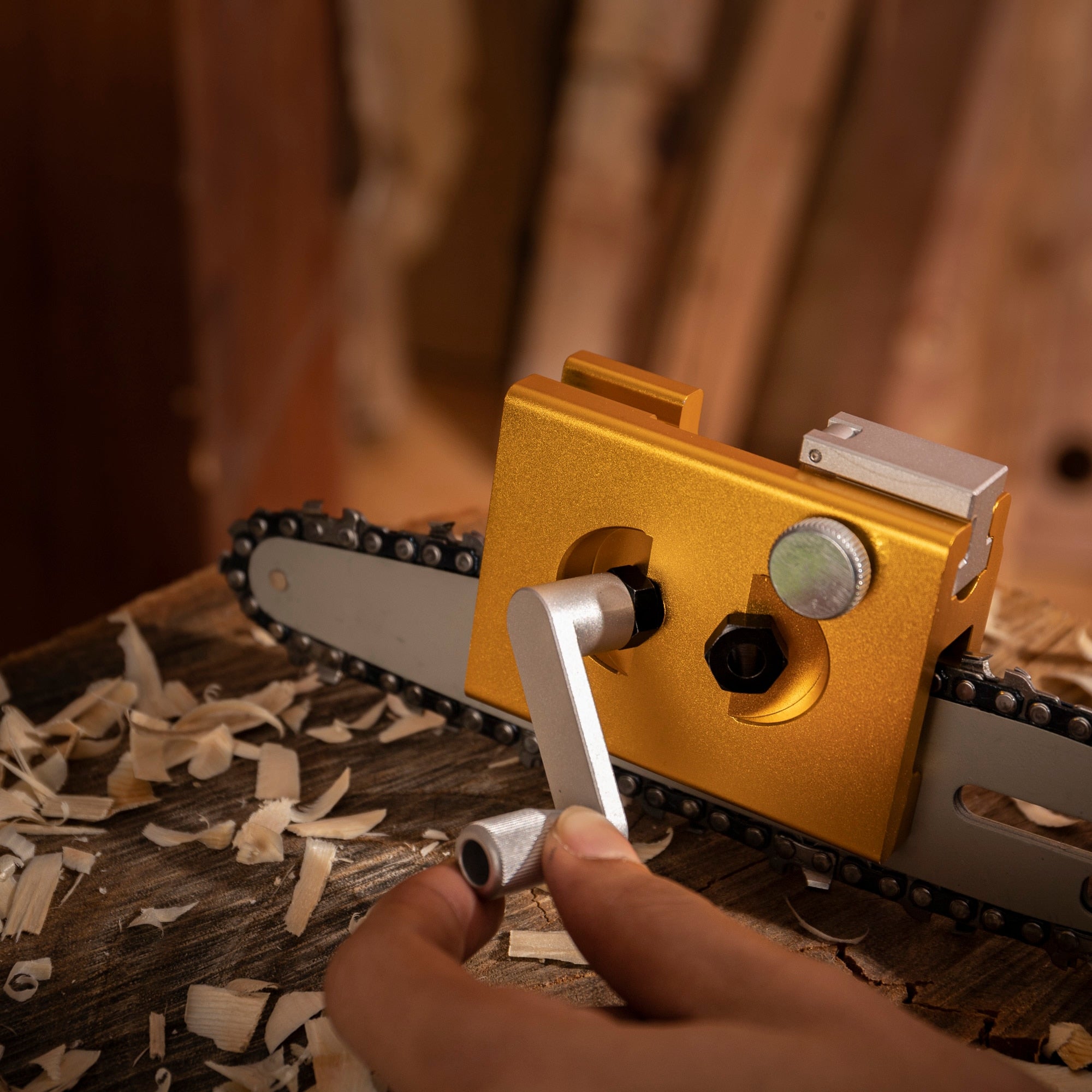 Bärbar verktyg för slipning av motorsågar