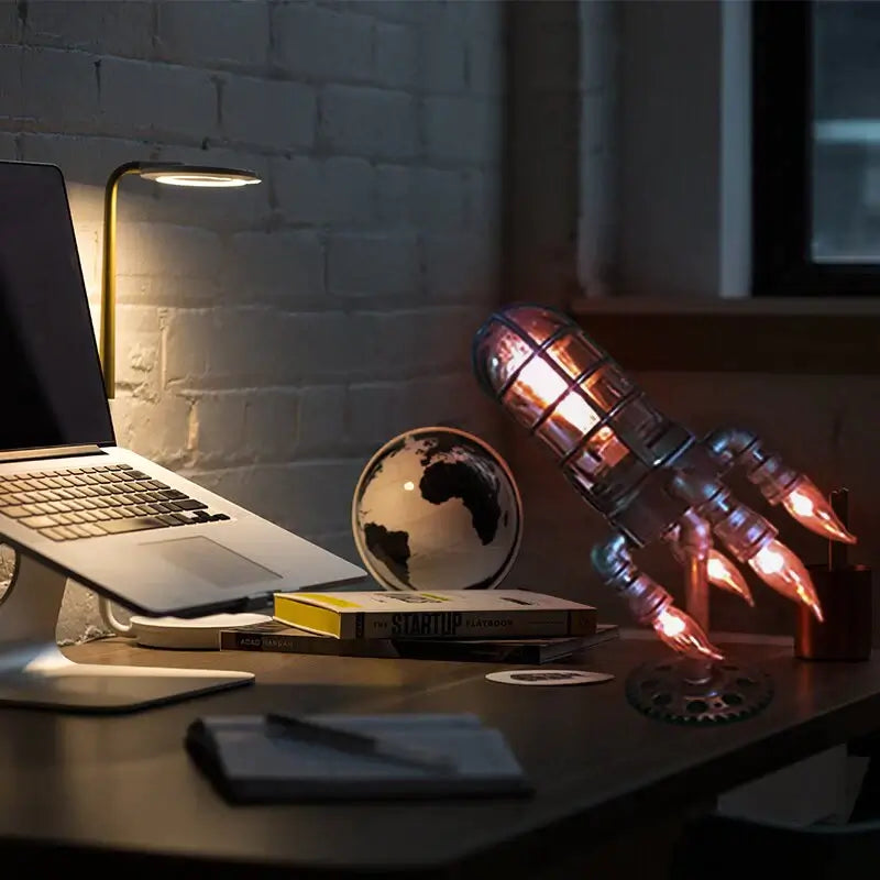 Steampunk Retro Rocket Lampa | Handgjord inredning i industriell stil med justerbar belysning